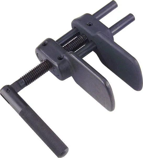 Disc brake piston retractor