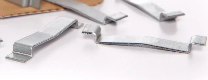 Clip pour bordure de gazon