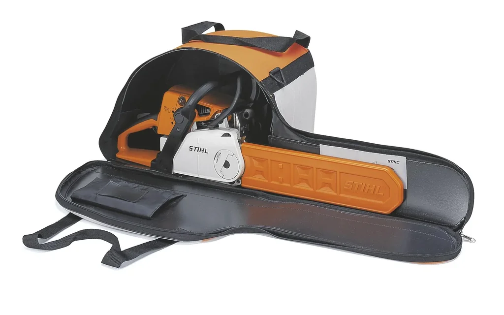 Carrying bag for chainsaws