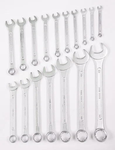 "17-piece combination wrench image"