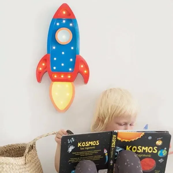 "Veilleuse pour enfants Little Lights, lampe de nuit Fusée – 100 % pin naturel, couleur : bleu marine/rouge image"