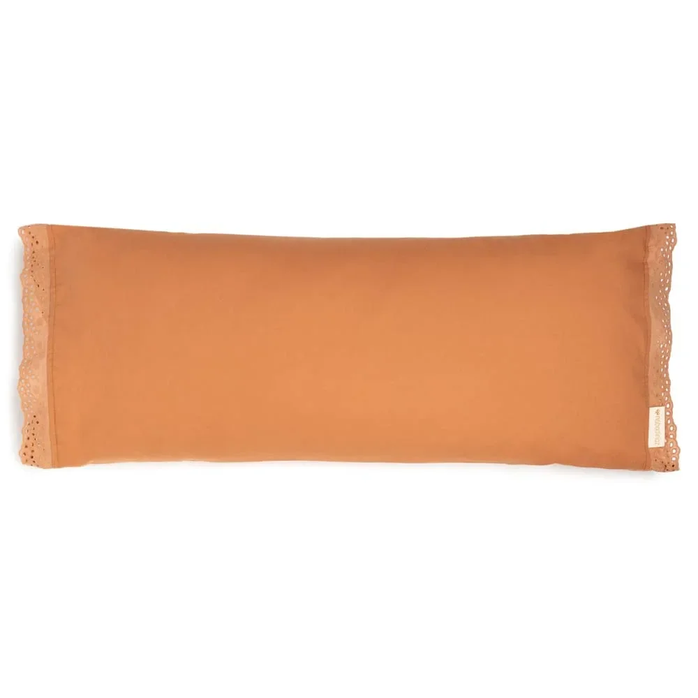 "Nobodinoz Oreiller rectangulaire "Vera" broderie ajourée Sienna marron image"