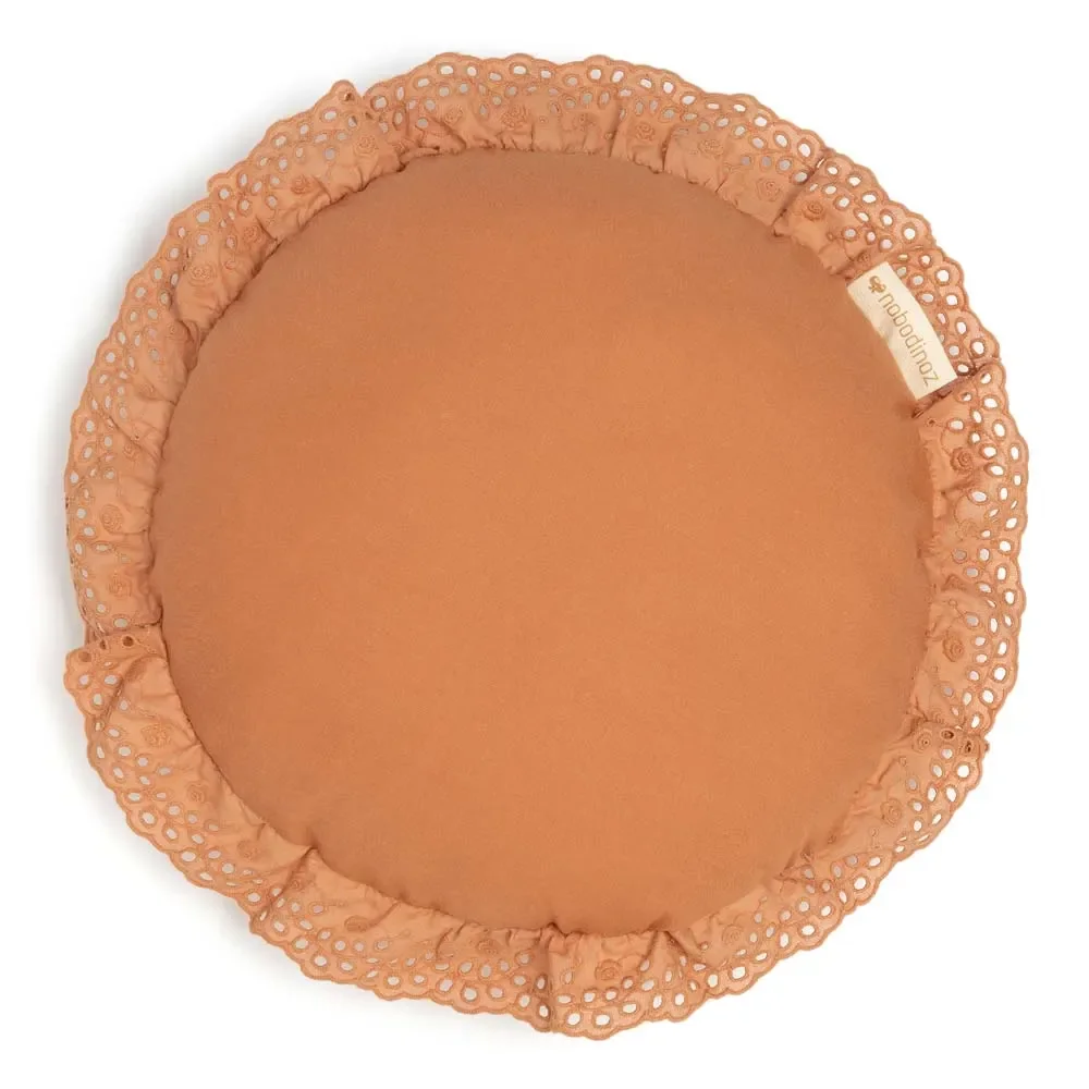 "Nobodinoz Oreiller rond "Vera" broderie ajourée Sienna marron image"